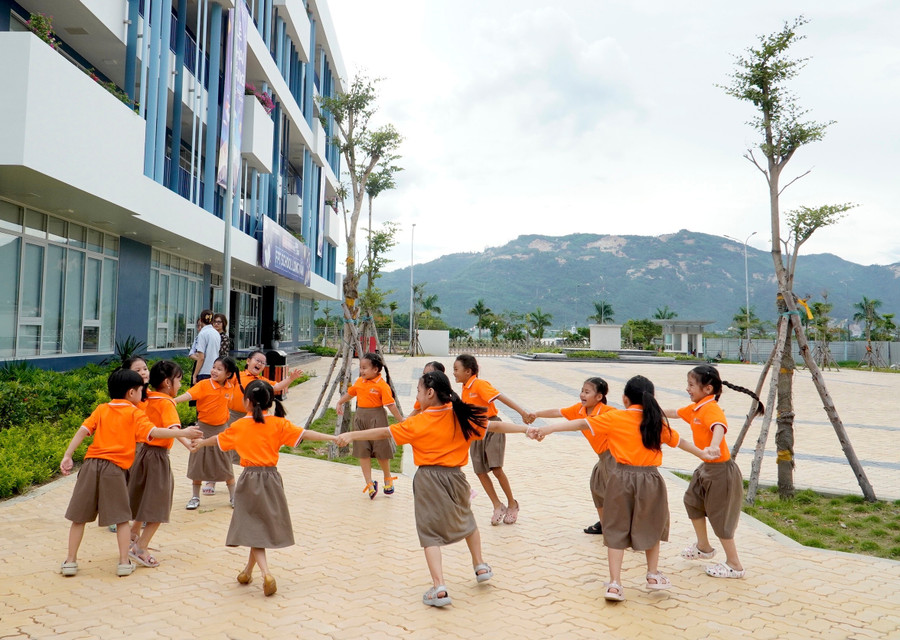Học sinh khởi động trước khi vào bài học bằng trò chơi "Kết bạn, kết bạn". dsc1533.jpg