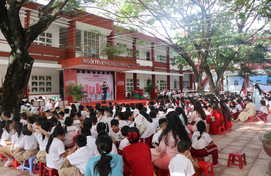 Hàng trăm học sinh hào hứng tham gia buổi tuyên truyền. img-8473.jpg