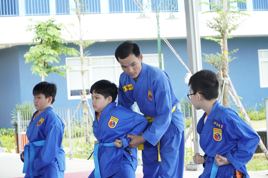 Thầy Hà Nam Ninh ân cần hướng dẫn các động tác võ thuật cho học sinh. dsc1640.jpg
