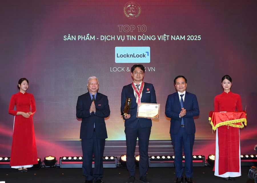 Ông Song SungHo, Tổng Giám đốc Công ty TNHH Lock&Lock Hà Nội nhận thương hiệu Tin Dùng 2025.