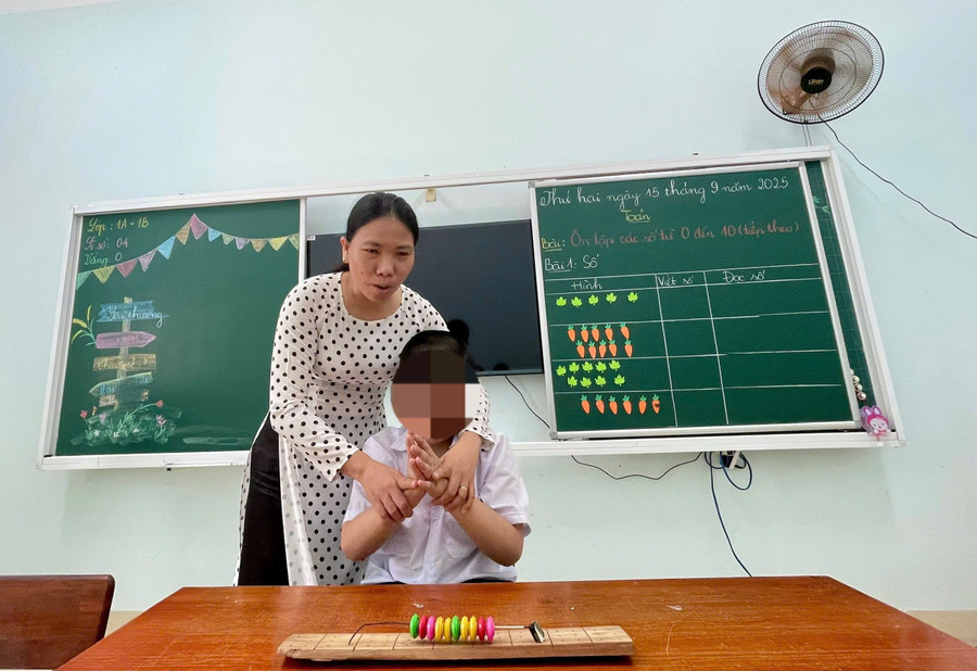 Cô Đặng Thị Xuân Thảnh nhẹ nhàng, kiên nhẫn với học trò đặc biệt.