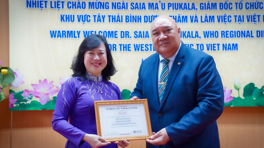 Giám đốc Khu vực Tây Thái Bình Dương của WHO, Tiến sĩ Saia Ma'u Piukala trao tặng Bộ trưởng Y tế Đào Hồng Lan giải thưởng toàn cầu của WHO nhằm vinh danh những thành tựu trong công cuộc phòng chống tác hại của thuốc lá. Ảnh: WHO Việt Nam.