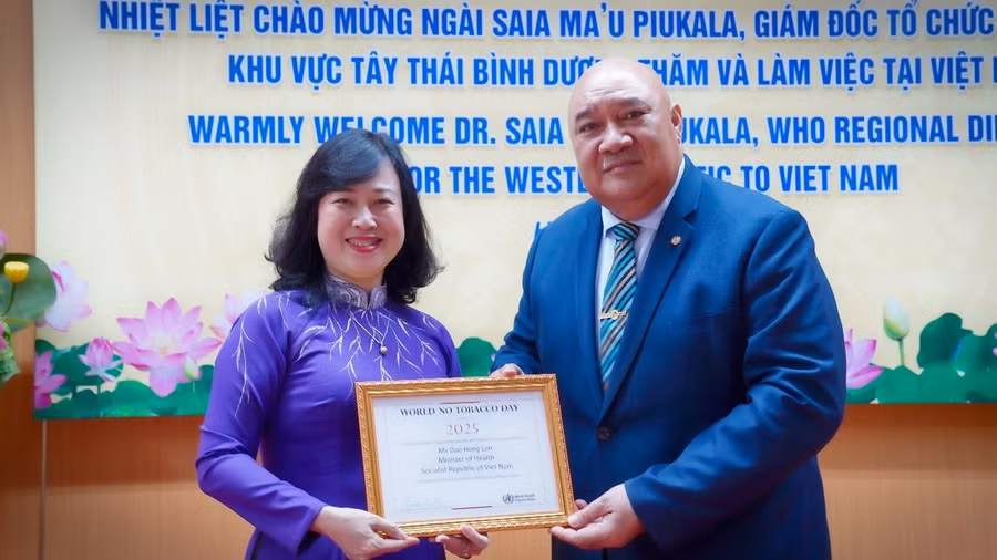 Giám đốc Khu vực Tây Thái Bình Dương của WHO, Tiến sĩ Saia Ma'u Piukala trao tặng Bộ trưởng Y tế Đào Hồng Lan giải thưởng toàn cầu của WHO nhằm vinh danh những thành tựu trong công cuộc phòng chống tác hại của thuốc lá. Ảnh: WHO Việt Nam.