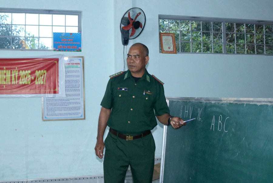 Người thầy quân hàm xanh A Bừng mang con chữ đến người dân vùng biên.