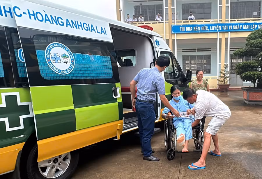 Thí sinh bị gãy chân được hỗ trợ đưa đến điểm thi bằng xe cấp cứu.