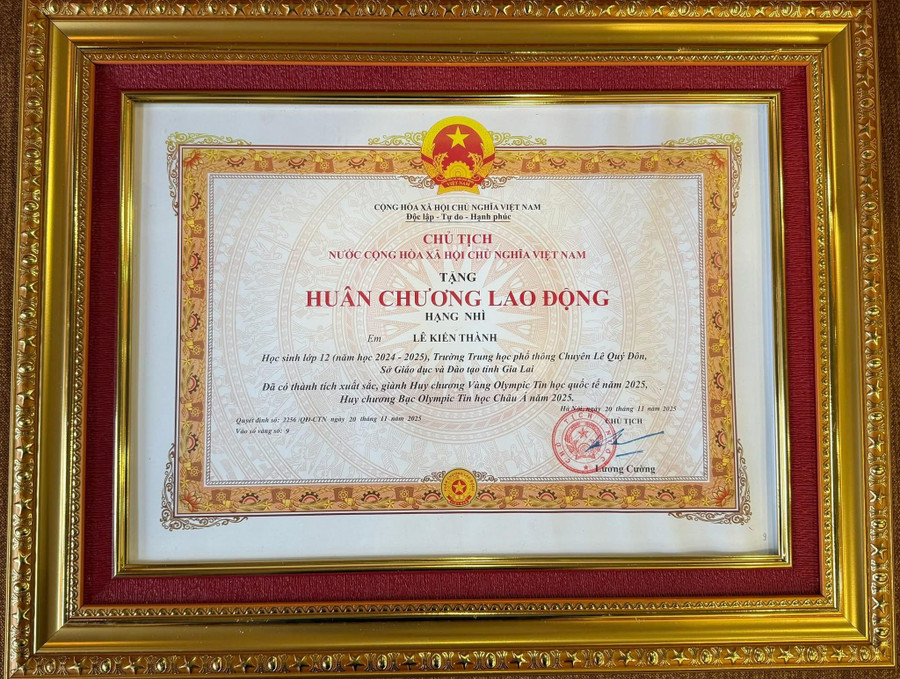 Em Lê Kiến Thành vinh dự được Chủ tịch nước tặng Huân chương Lao động hạng Nhì. 598129872-1267320302095763-6839590255883007709-n.jpg