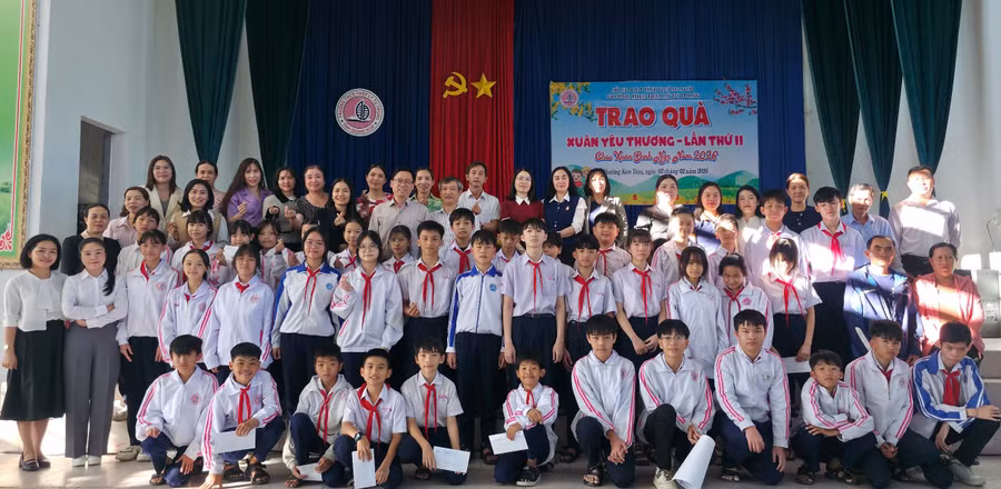 Những phần quà thiết thực, ý nghĩa được trao đến học sinh khó khăn.
