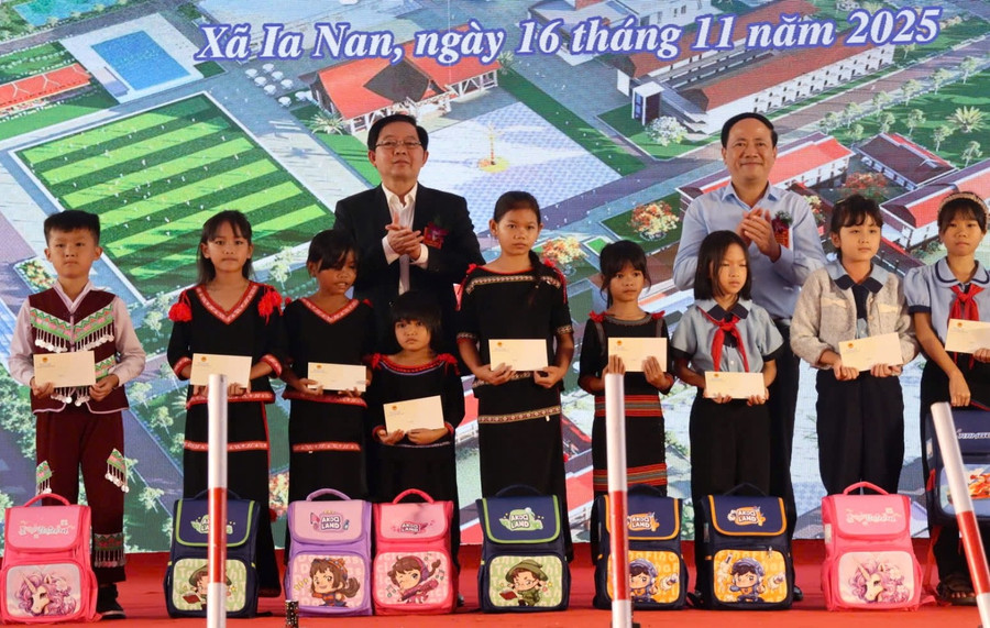 Vice premiärministern delar ut gåvor och stipendier till missgynnade studenter. z7229272647150-1c20e9bb43c851fc5e21a17808123099.jpg