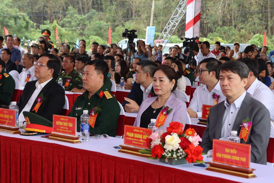 Delegater närvarar vid det första spadtaget z7229272083906-a1b3cf711a21b4482a75ec5bb7621191.jpg