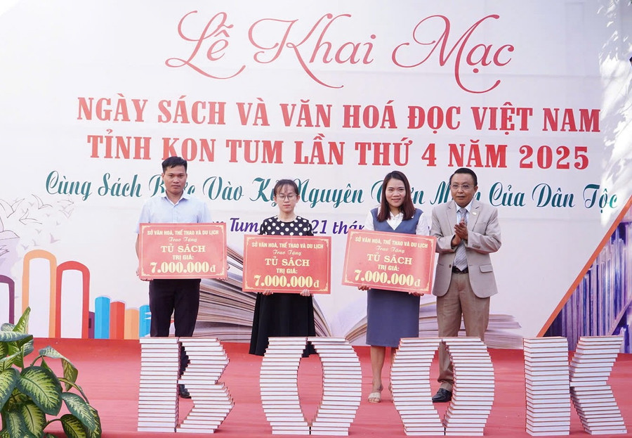 Ông Phan Văn Hoàng, Phó giám đốc Sở Văn hóa - Thể thao và Du lịch tỉnh Kon Tum trao tặng tủ sách cho 3 trường. Ảnh: Dung Nguyễn
