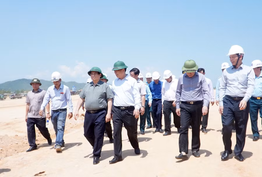 Thủ tướng Phạm Minh Chính kiểm tra Dự án đầu tư xây dựng đường cất hạ cánh số 2.