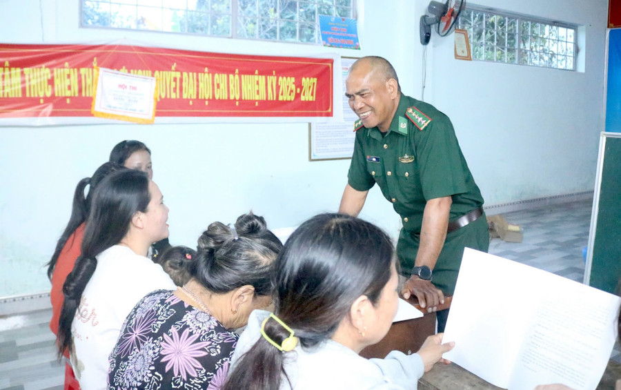 Người lính quân hàm xanh gần gũi với người dân trong các buổi tuyên truyền, chia sẻ nhằm giúp bà con phát triển kinh tế. z7314455691765-92aae893a8dc5883735fcfaf5843735f.jpg