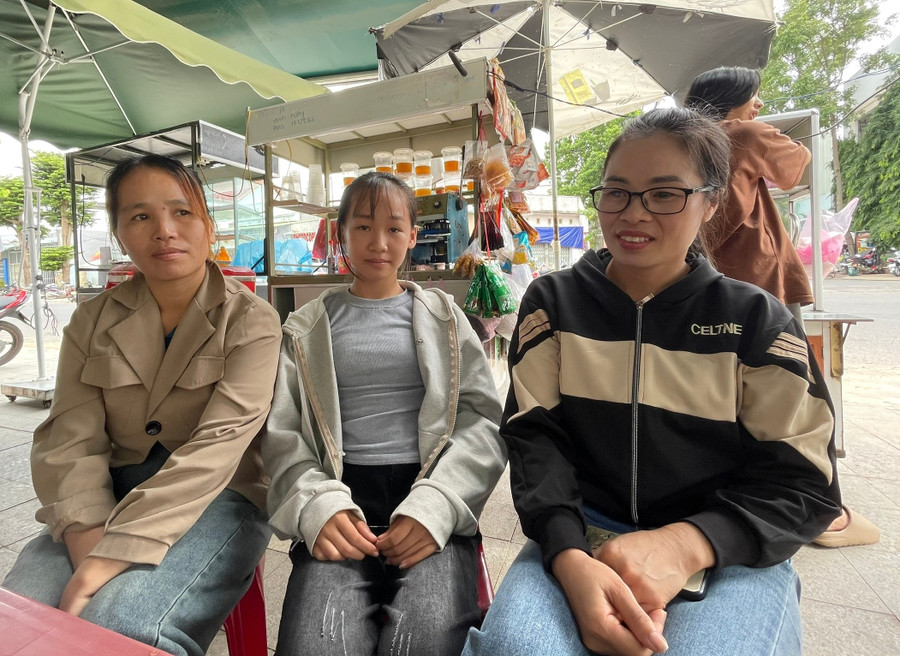 Chị Trịnh Thị Thương cùng con gái và chị Cầm Thị Hường ngồi ở quán nước ven đường đợi con hoàn thành Kỳ thi tốt nghiệp THPT 2025. Ảnh: Dung Nguyễn. z6743613813798-3769dfb59386e89ffbc99ecde79f2178.jpg