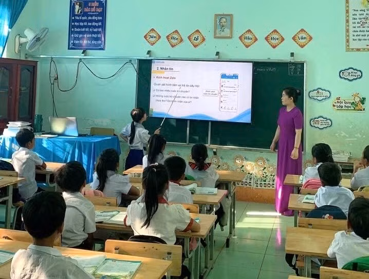 Qua việc tích hợp kiến thức số vào các bài học, nhà trường từng bước hình thành kỹ năng, trách nhiệm của công dân số cho học sinh. Ảnh: Lê Phi Oanh.