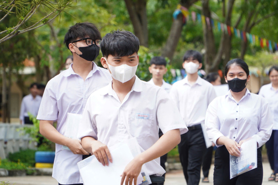 Thí sinh rạng rỡ kết thúc ngày thi cuối. Ảnh: Dung Nguyễn. z6746623701423-ef51af3b399a3879245041428a6ad45a.jpg