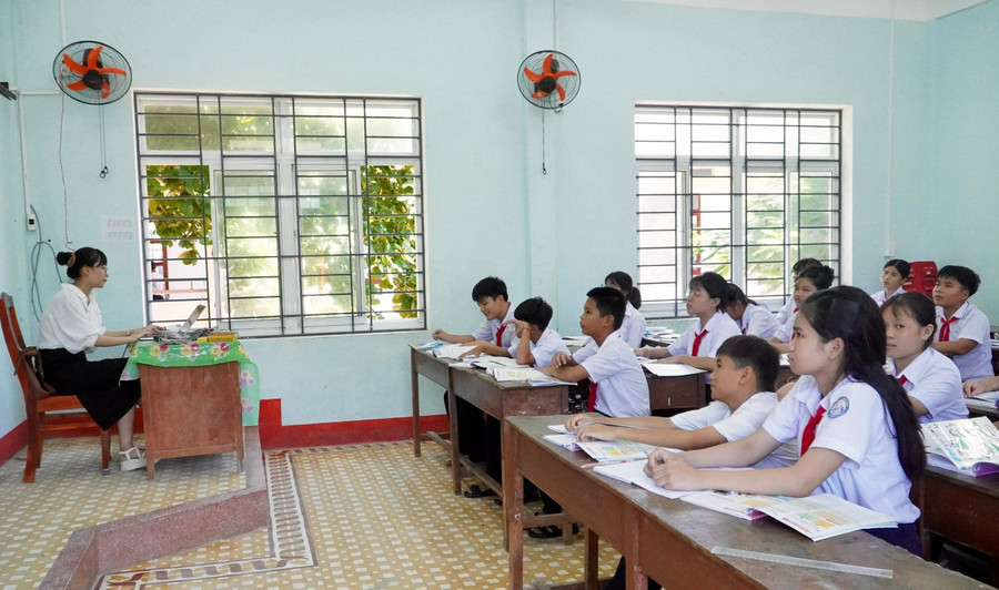 Cô và trò Trường Tiểu học - THCS xã Nhơn Châu. z7065989993609-be7691f801cb3033c32dce5a06e564cc.jpg