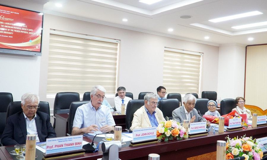 Các nhà khoa học hàng đầu thế giới thăm và làm việc tại Trường Đại học Quy Nhơn. z7094466432240-a1032c961e837068bdab7902255b20a5.jpg