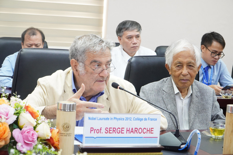 GS Serge Haroche chia sẻ với Trường Đại học Quy Nhơn. z7094466494549-3cf959fd4c233f23dd62cc576206b716.jpg