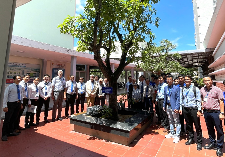 Các nhà khoa học trồng cây lưu niệm tại Trường Đại học Quy Nhơn. z7094466863015-99b6751aa8c250b50fdabd805ef7aed9.jpg
