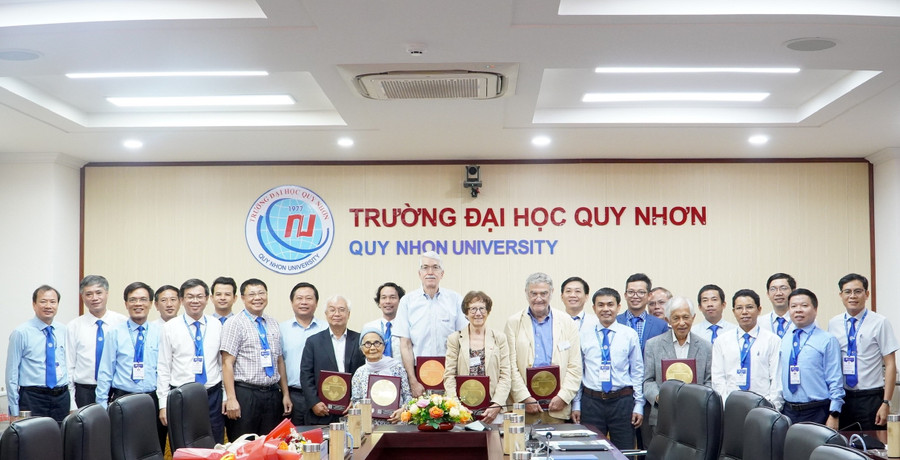 Lãnh đạo Trường Đại học Quy Nhơn cùng các giáo sư hàng đầu thế giới. z7094466559789-ddbab907c2ff2c8129162d5077fd4d34.jpg