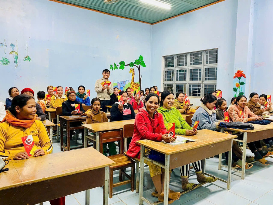 Thượng úy Lê Tuấn Thành trở thành “người thầy” của buôn làng.