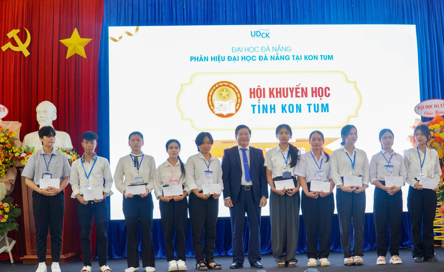 Phân hiệu Đại học Đà Nẵng tại Kon Tum trao học bổng cho những sinh viên xuất sắc.