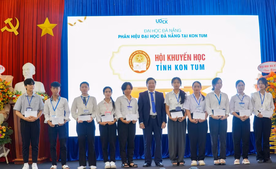 Phân hiệu Đại học Đà Nẵng tại Kon Tum trao học bổng cho những sinh viên xuất sắc.