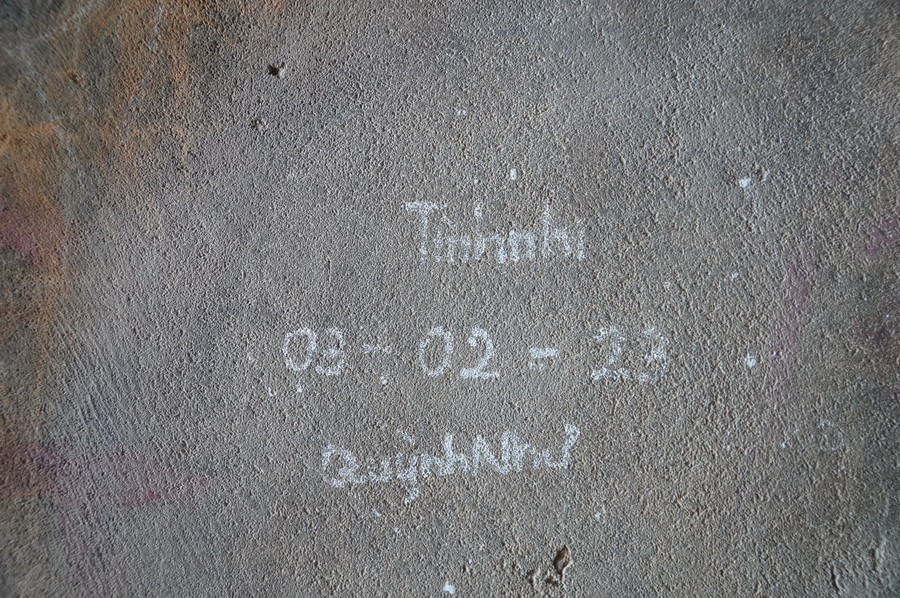 Nhiều nét vẽ bậy lên tường, gạch di tích. Ảnh: Dung Nguyễn. dsc09774.jpg