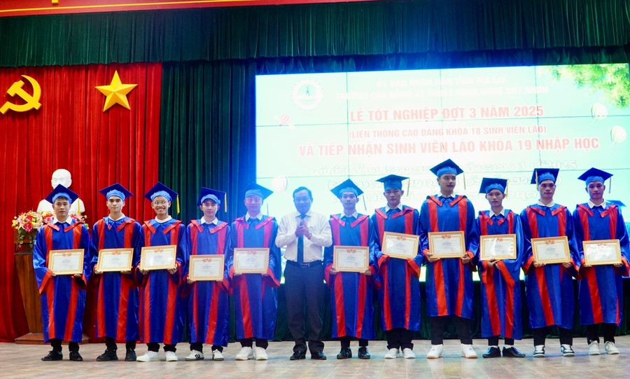 11 sinh viên đạt loại Giỏi toàn khóa được khen thưởng. z7333066955433-5a10a84c050dd63132d1b26a4b463eb7.jpg