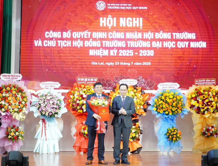 Thứ trưởng Hoàng Minh Sơn trao quyết định Chủ tịch Hội đồng Trường Đại học Quy Nhơn, nhiệm kỳ 2025-2030 cho PGS.TS Nguyễn Quang Ngoạn.