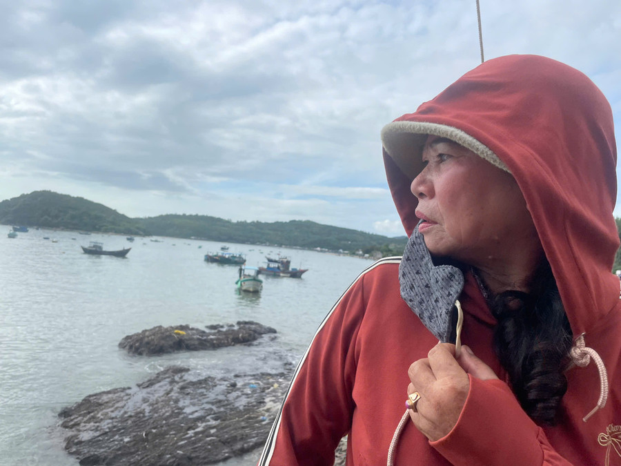 Người nuôi tôm hùm lo lắng trước khi bão Kalmaegi đổ bộ.