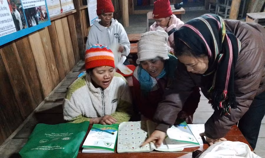 Giáo viên Trường Phổ thông Dân tộc Bán trú cấp 1, 2 Măng Bút 2 hướng dẫn người dân đọc, viết.