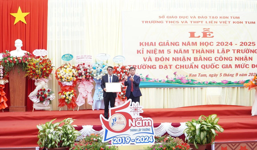 Thầy Lê Đắc Tường, Hiệu trưởng Trường THCS và THPT Liên Việt Kon Tum đón nhận Bằng công nhận đạt chuẩn quốc gia mức độ 2 – năm 2024 từ Phó Chủ tịch UBND tỉnh Nguyễn Hữu Tháp.