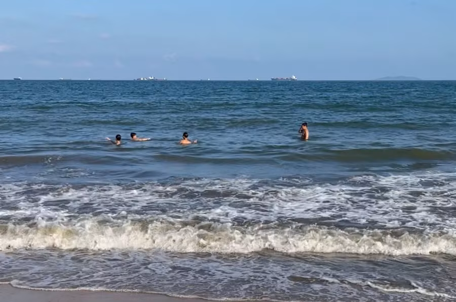 Những ngày qua, biển ở Quy Nhơn sóng mạnh, nhưng vẫn có nhiều người dân, du khách tắm.