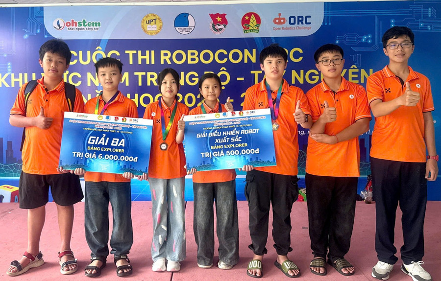 Trường THCS Thực hành Sư phạm Lý Tự Trọng giành giải Ba chung cuộc và giải điều khiển robot xuất sắc nhất.