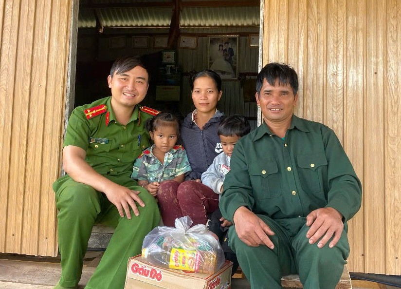 Không chỉ dạy chữ, Thượng úy Lê Tuấn Thành còn tặng quà, tuyên truyền đến bà con về các chính sách, pháp luật hiện hành. z7140660955784-0f649633894fd6fc3cde69d38e687c84-9031.jpg