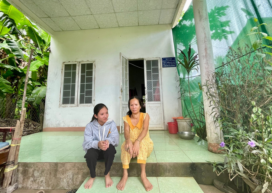 Mẹ con Mến sống trong căn nhà nghĩa tình của nhà hảo tâm và bà con hàng xóm. z7027728331670-4b30ad52f1b4480f4007bd8515fa885f.jpg
