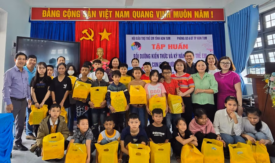 Phòng GD&ĐT thành phố Kon Tum (tỉnh Kon Tum) phối hợp với Hội bảo trợ trẻ em tỉnh Kon Tum tổ chức Tập huấn về kiến thức và kỹ năng cho học sinh khuyết tật.