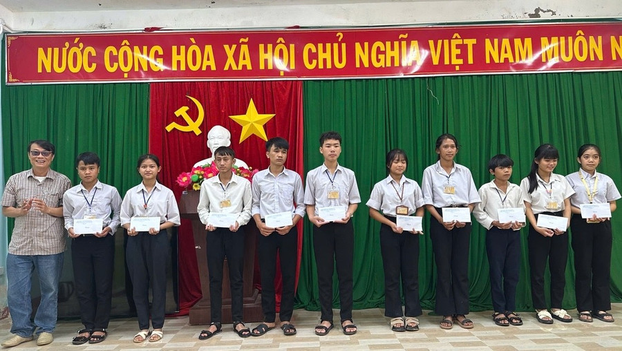 Ông Lê Đắc Tường – Hiệu trưởng Trường THCS và THPT Liên Việt Kon Tum trao quà cho học sinh bị ảnh hưởng bởi bão lũ.