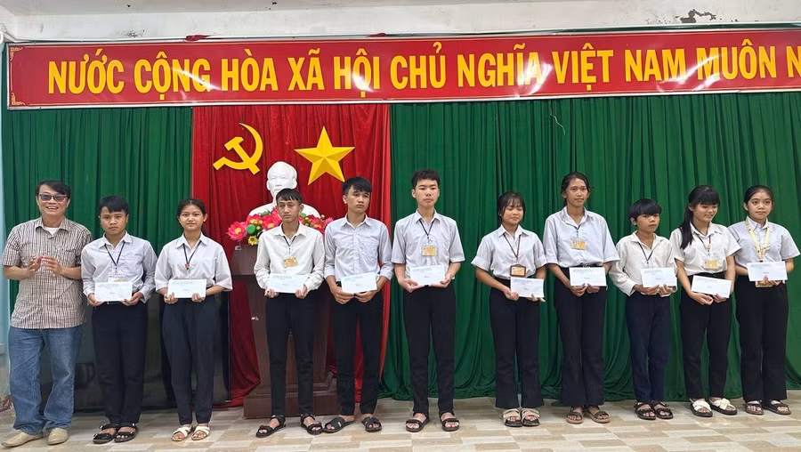 Ông Lê Đắc Tường – Hiệu trưởng Trường THCS và THPT Liên Việt Kon Tum trao quà cho học sinh bị ảnh hưởng bởi bão lũ.
