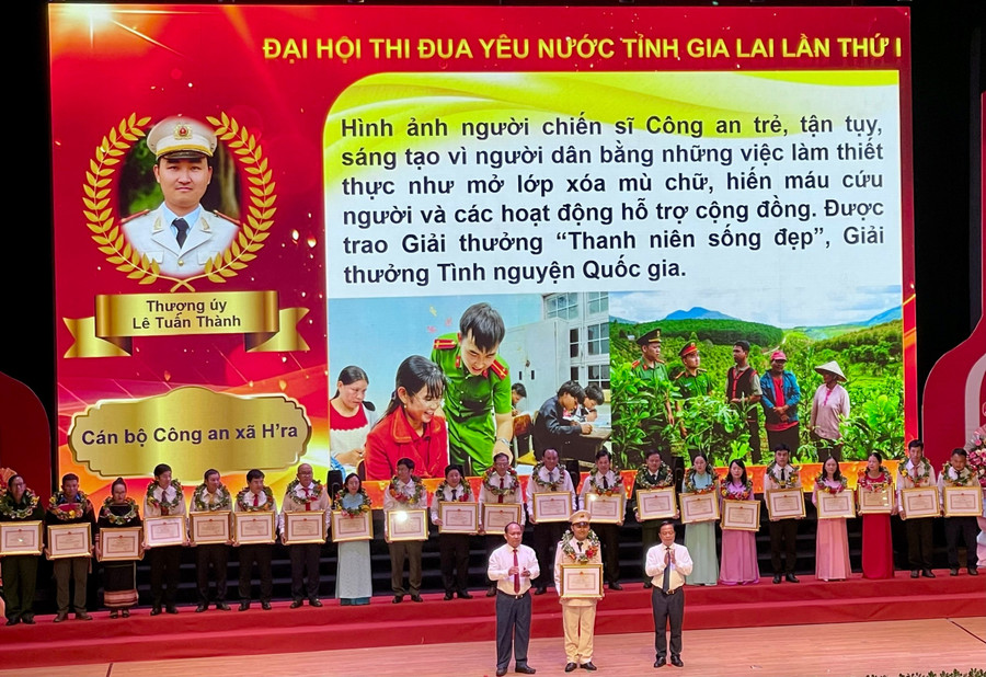 Thượng úy Lê Tuấn Thành là gương tiêu biểu được tuyên dương tại Đại hội Thi đua yêu nước tỉnh Gia Lai. z7151321811860-e879ec76c062786edf2e815052b4ee47.jpg