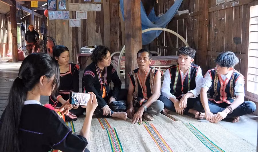 Thầy giáo Ninh Văn Dậu cùng học sinh chắt lọc, chuyển ngữ, ghi chép cẩn thận về truyện cổ Jrai.