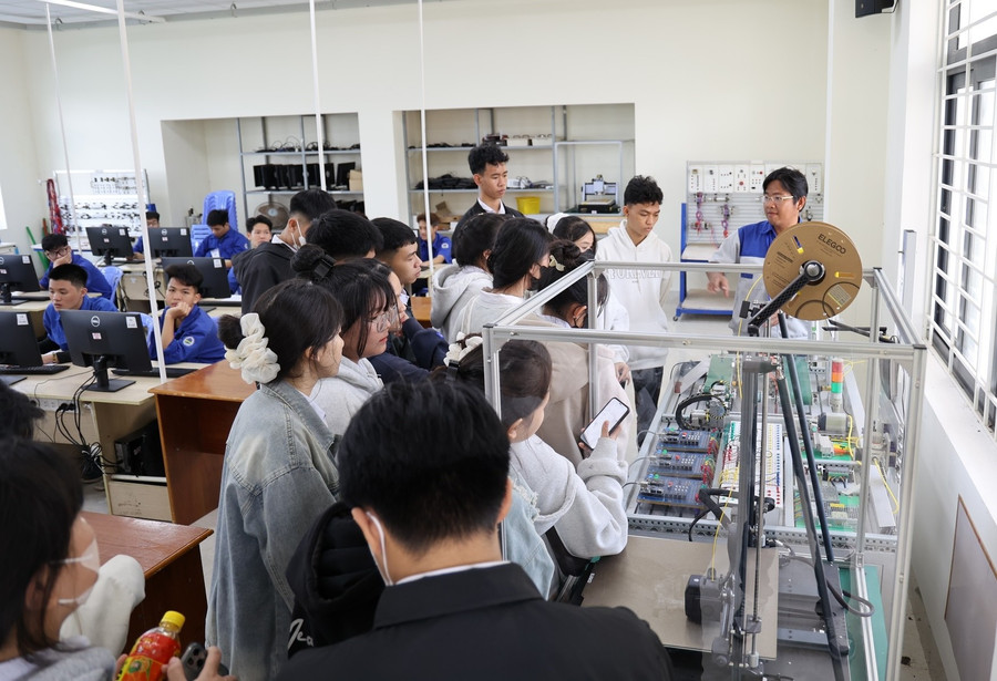 Học sinh lớp 12 trên địa bàn tỉnh Gia Lai tham quan các phòng chức năng, tìm hiểu nghề nghiệp ở Trường Cao đẳng Kỹ thuật Công nghệ Quy Nhơn. 494613627-1285592563568319-2063052657235856829-n.jpg