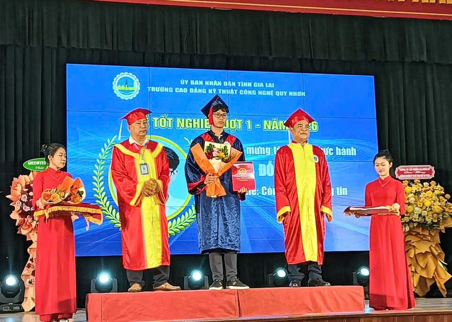 895 sinh viên Trường Cao đẳng Kỹ thuật Công nghệ Quy Nhơn nhận bằng tốt nghiệp.