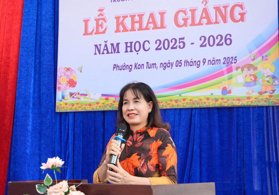 Bà Muộn Thị Lan Hương, Hiệu trưởng Trường Tiểu học Mạc Đĩnh Chi.