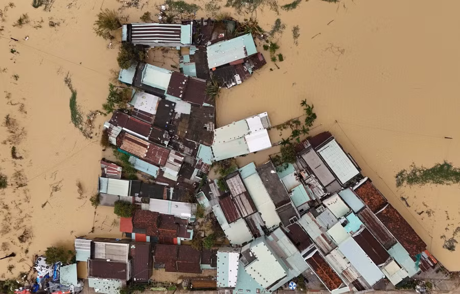 Gia Lai mưa to, nước dâng nhanh gây ngập trên diện rộng.