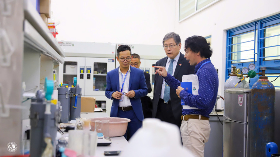 Hiệu trưởng Trường Đại học Ashikaga cùng các doanh nghiệp tham quan Trường Đại học Quy Nhơn. z7164632914908-65ef016125e75c07146c52dc59b9fa94.jpg
