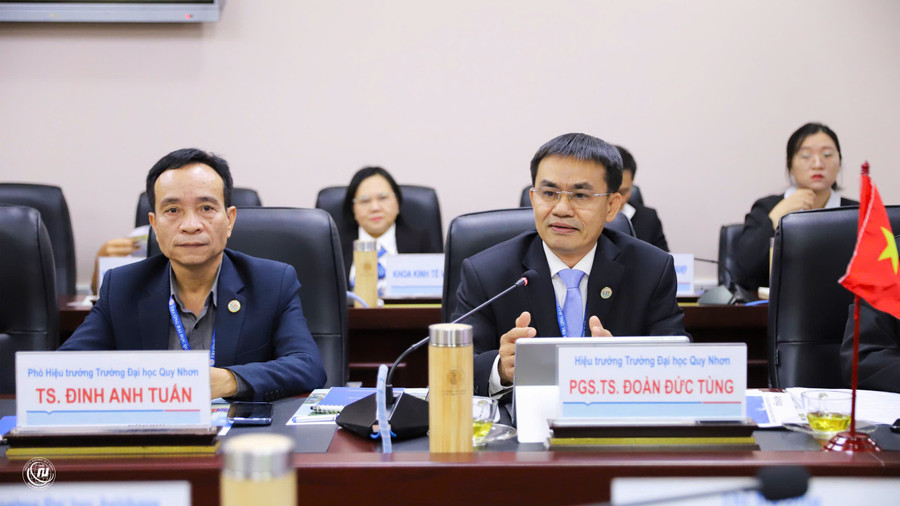 PGS.TS Đoàn Đức Tùng chia sẻ với đoàn công tác. z7164632882881-42b71425cc5e55e602dc53352e6a9ef8.jpg