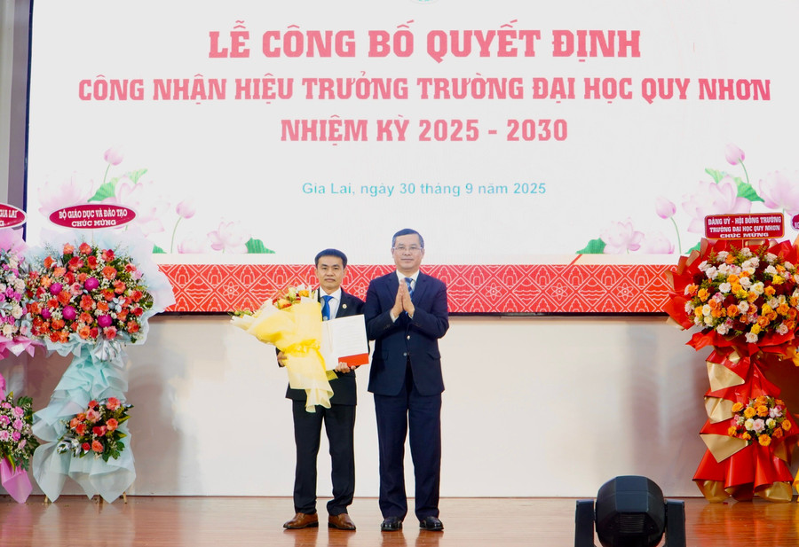 Thứ trưởng Bộ GD&ĐT Nguyễn Văn Phúc trao Quyết định công nhận Hiệu trưởng Trường Đại học Quy Nhơn cho PGS.TS Đoàn Đức Tùng. z7065081825785-8bda33b0bfe4a28d05648f24e946961e.jpg