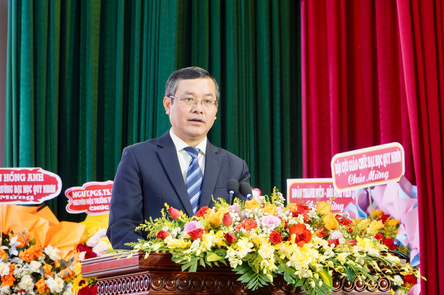 Thứ trưởng Bộ GD&ĐT Nguyễn Văn Phúc phát biểu tại Lễ công bố Quyết định công nhận Hiệu trưởng Trường Đại học Quy Nhơn nhiệm kỳ 2025–2030. z7065081181321-5461865ea0851dc37c6721c8bdd91dd1.jpg